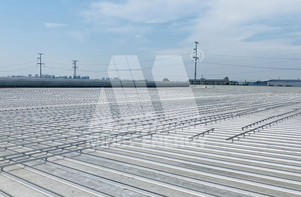 oety歐億體育彩鋼瓦屋頂光伏電站讓企業用電無憂-圖1